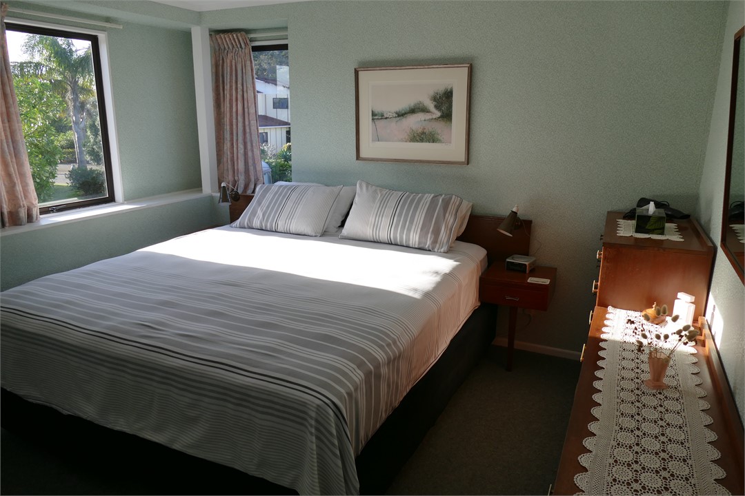 Bedroom 1 - King bed