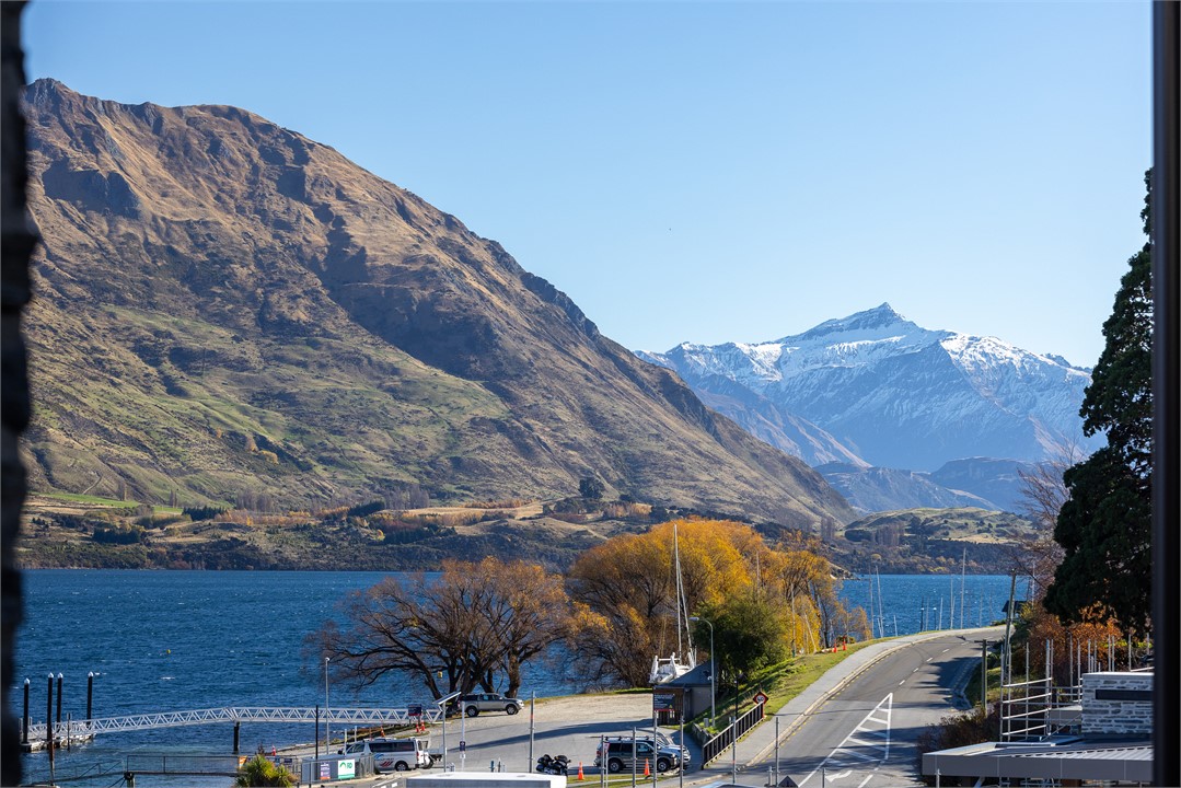 View of Lake Wanaka and the mountains