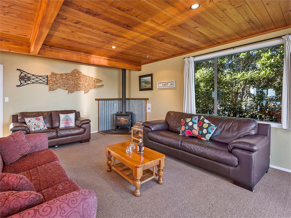 Absolute Waterfront with WiFi (Bachcare) Five Mile Bay (Lake Taupo