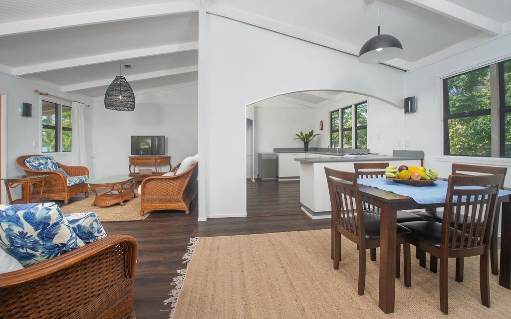 Open kitchen, dining and lounge