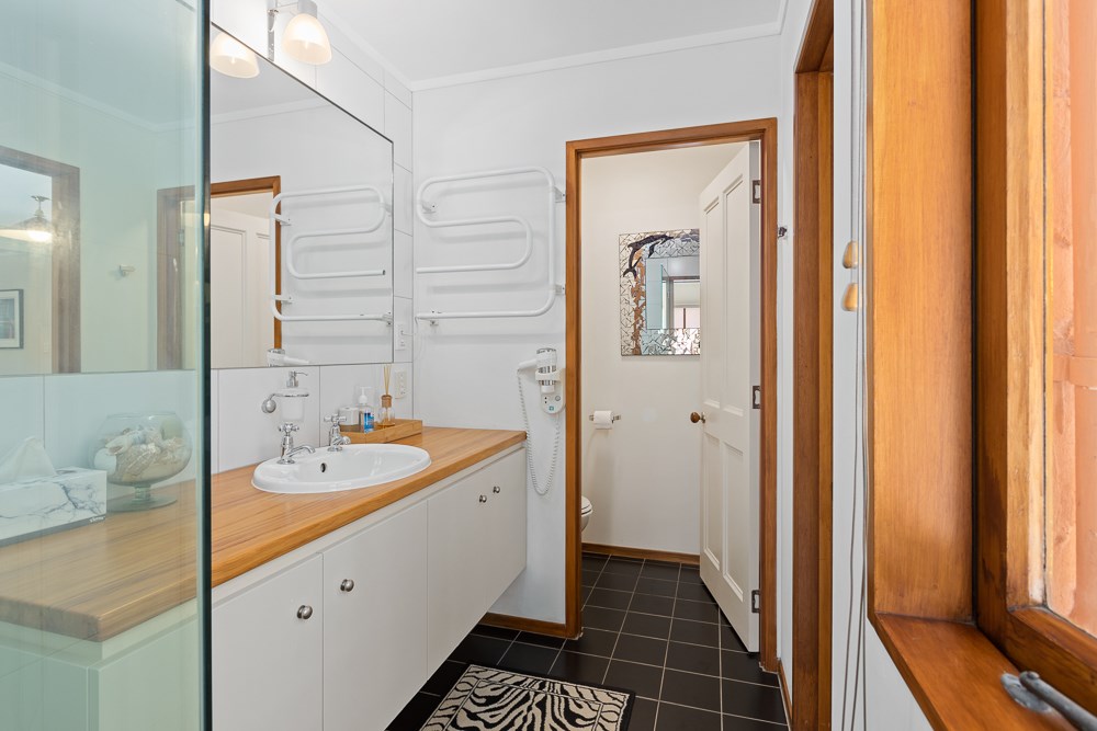 Ensuite with shower and separate toilet separates 