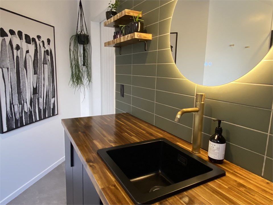 Games room bathroom & laundry