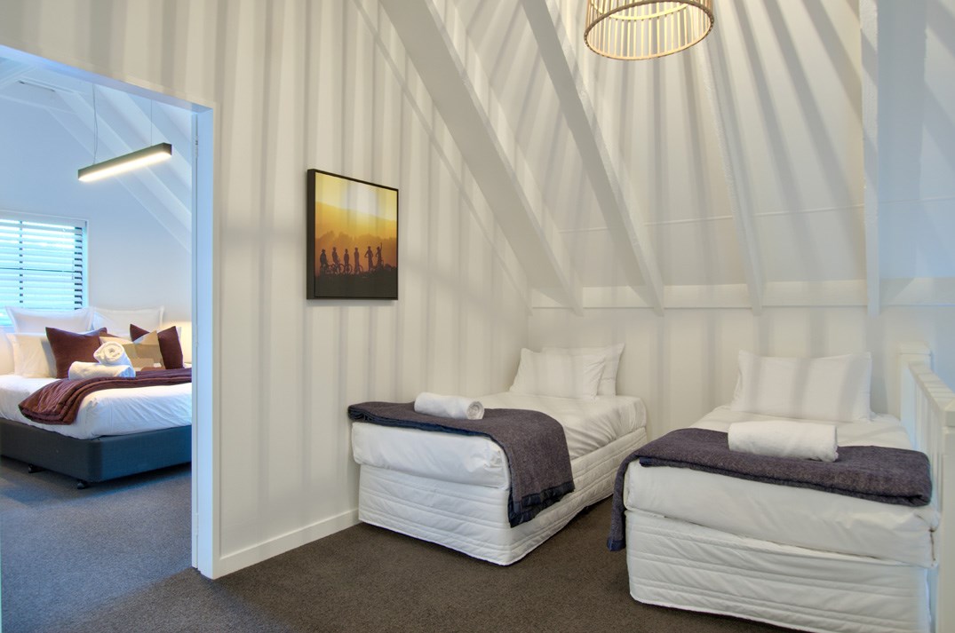 The common area at the top of the stairs has 2 sin