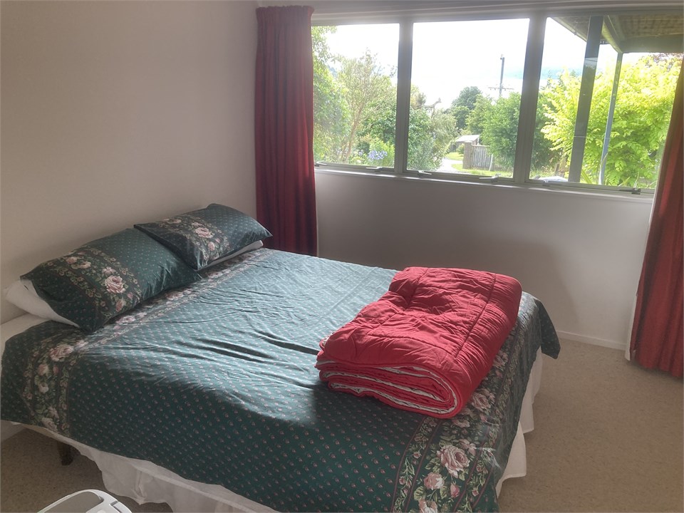 Downstairs main bedroom (Queen)