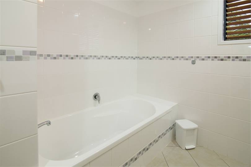 Upstairs bathroom incl bath