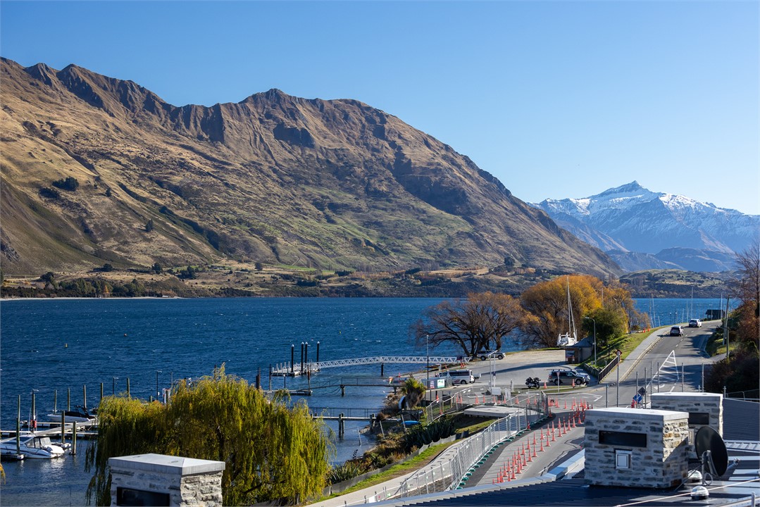 View of Lake Wanaka and the mountains