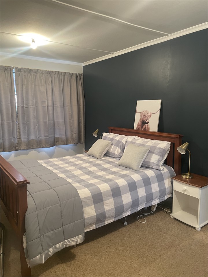 Bedroom with Queen bed