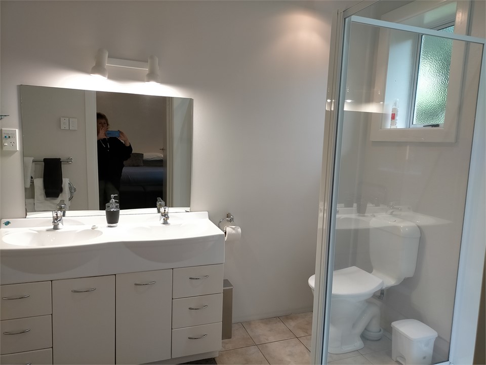 King Single or Super King Ensuite bathroom