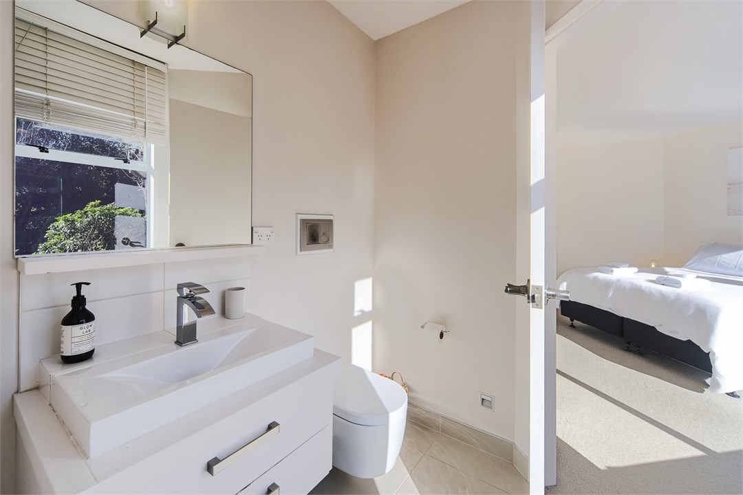 Master ensuite bathroom