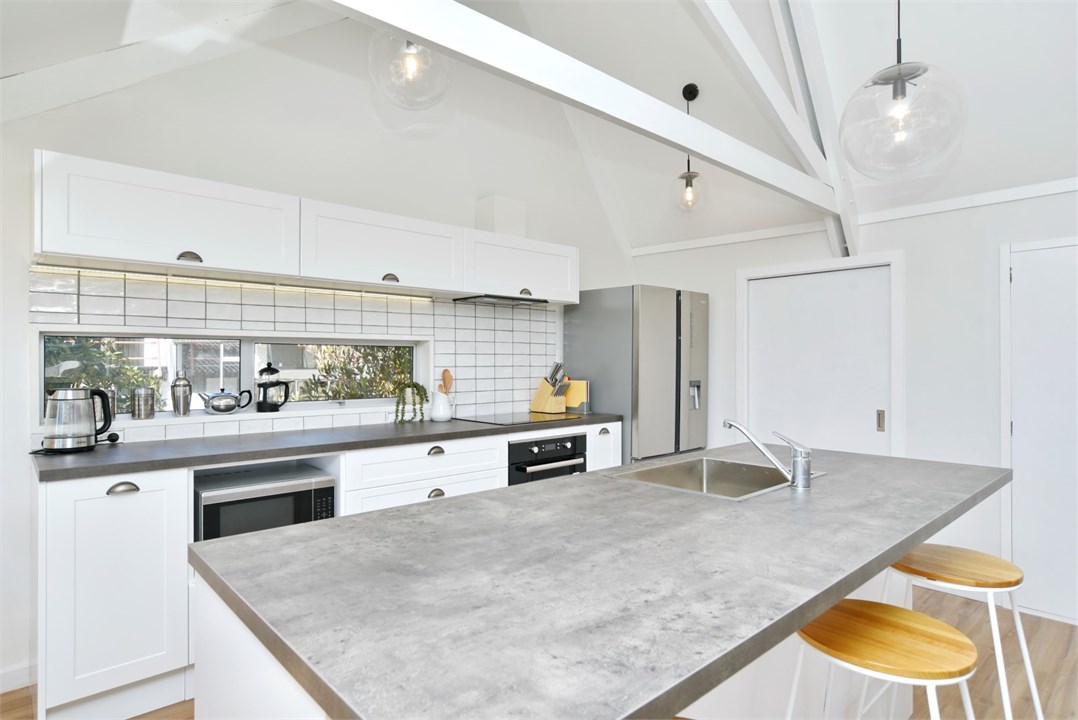 Fully equipped Kitchen area with seats