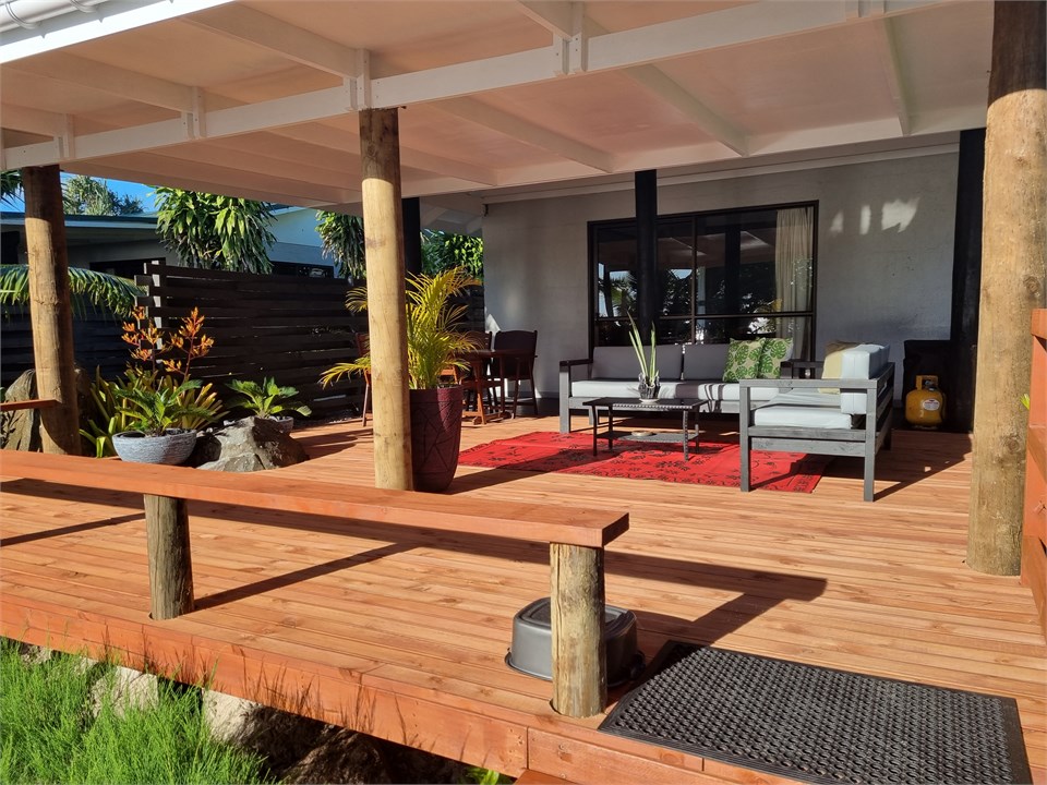 Renovated Beach Bungalow deck area 01/03/2024