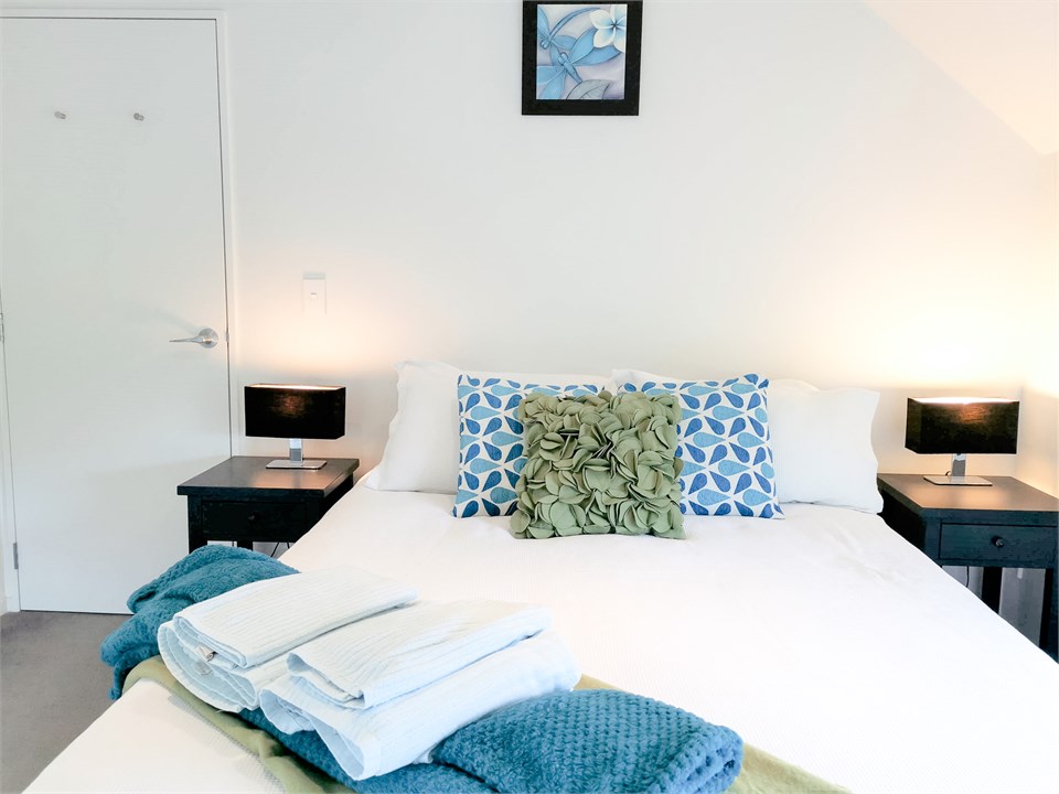 Main bedroom (queen bed, aircon/heat pump, ensuite