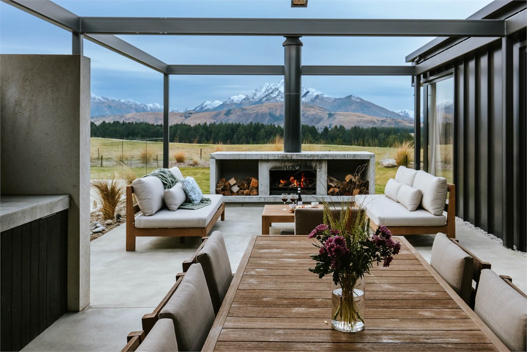 Outdoor dining / fireplace