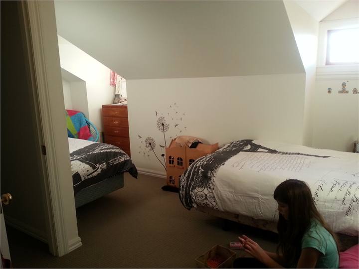 Upstairs kids bedroom (2 Single beds)