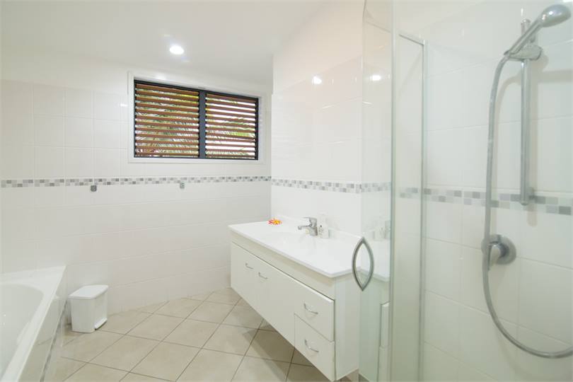 Upstairs bathroom incl bath