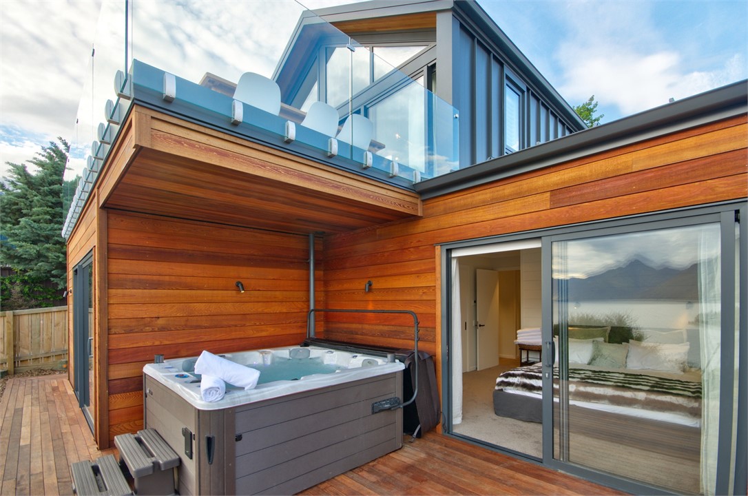 Sparkling new spa pool with sound and lights!