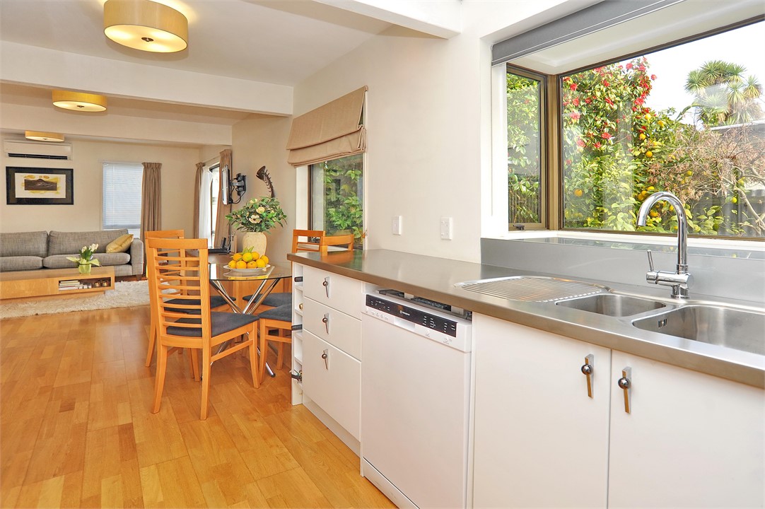 Kitchen area that is fully equipped