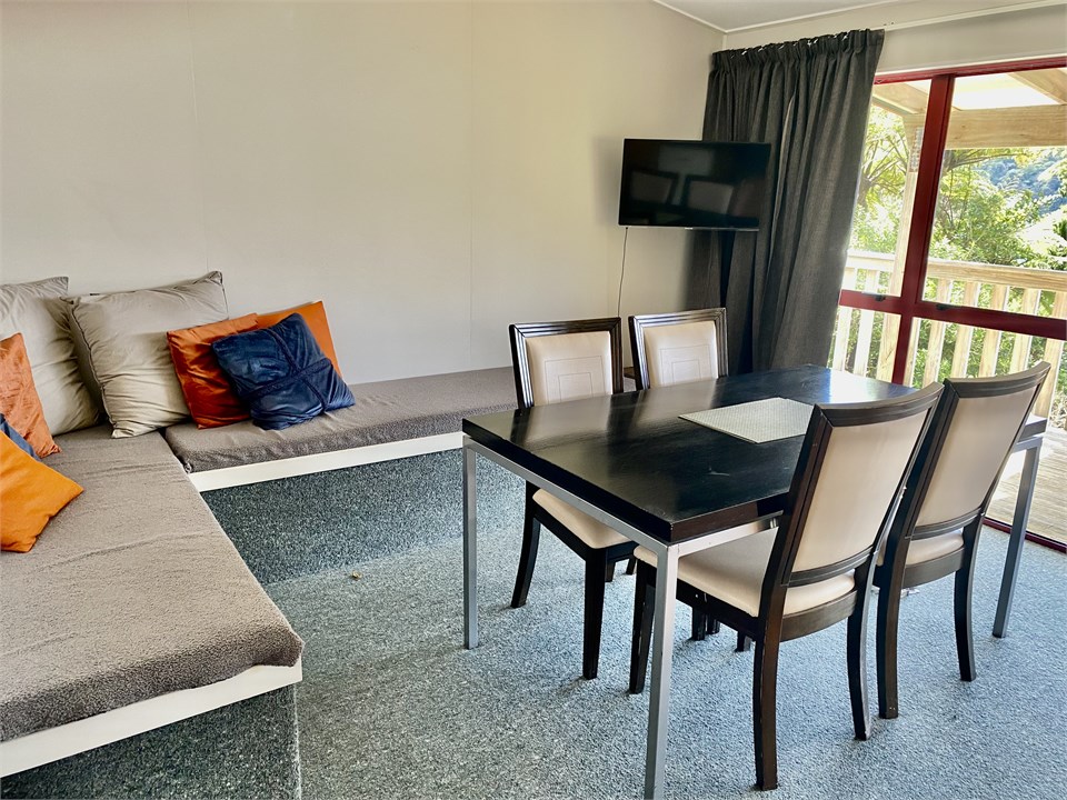 Open plan lounge/dining/kitchen