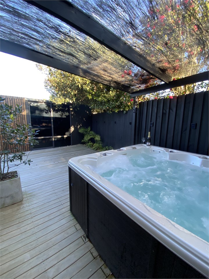 Undercover spa pool / jacuzzi