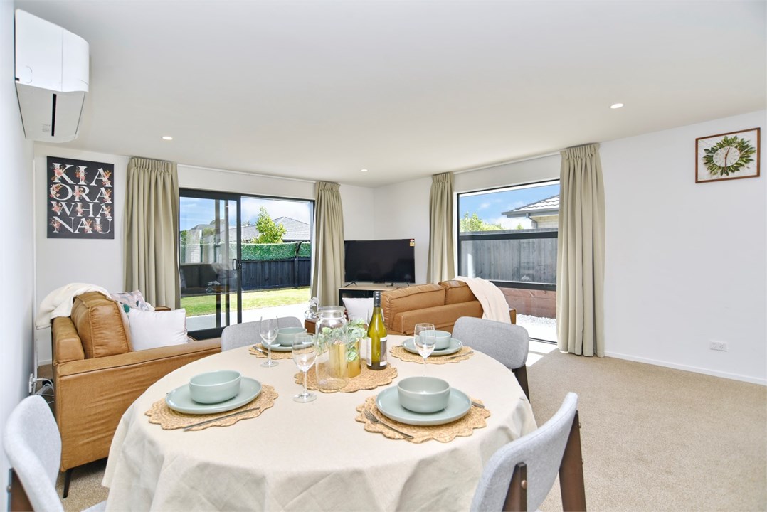 Dining table that seats 4 people