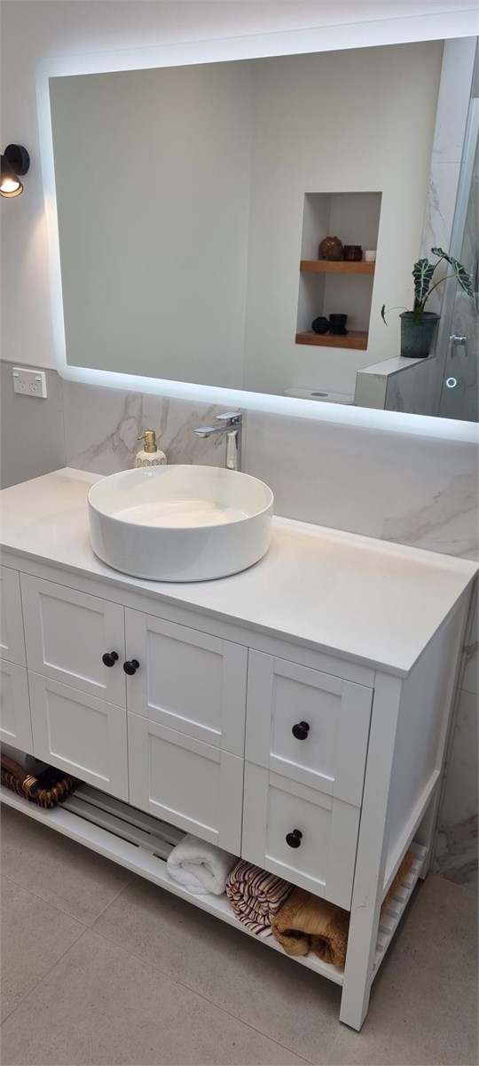 Master ensuite - sparkling new - light and modern,