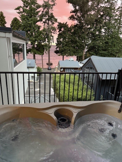 7-person spa pool with a lake view