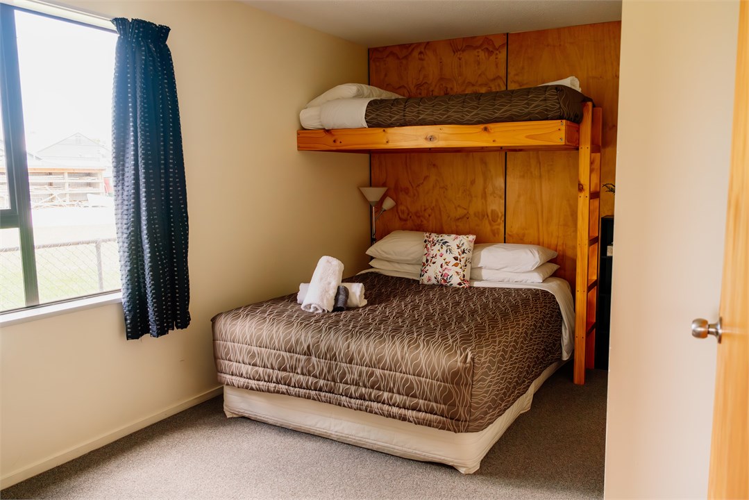 Queen with overhead bunk and ensuite