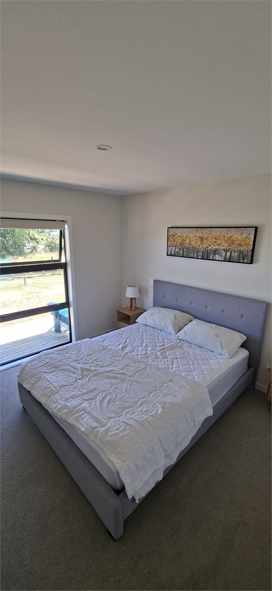 Main bedroom queen bed