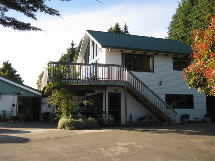 The Lodge with large private deck with outdoor fur