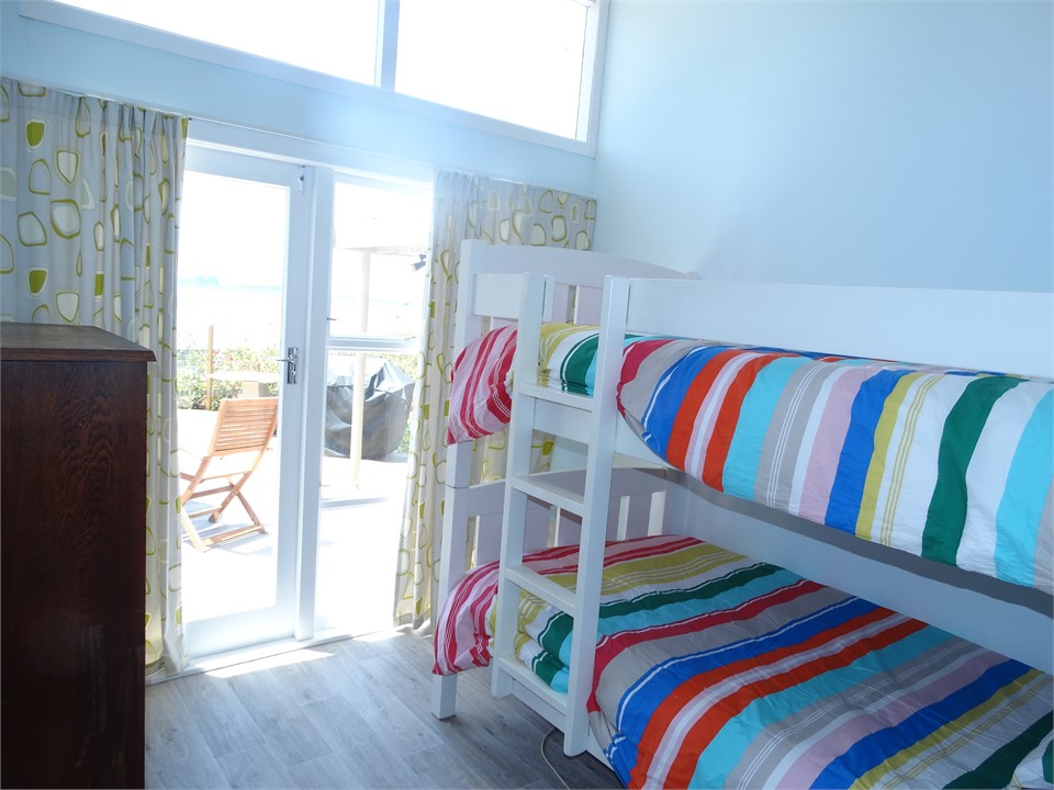 Bedroom 3.   King single bunks.