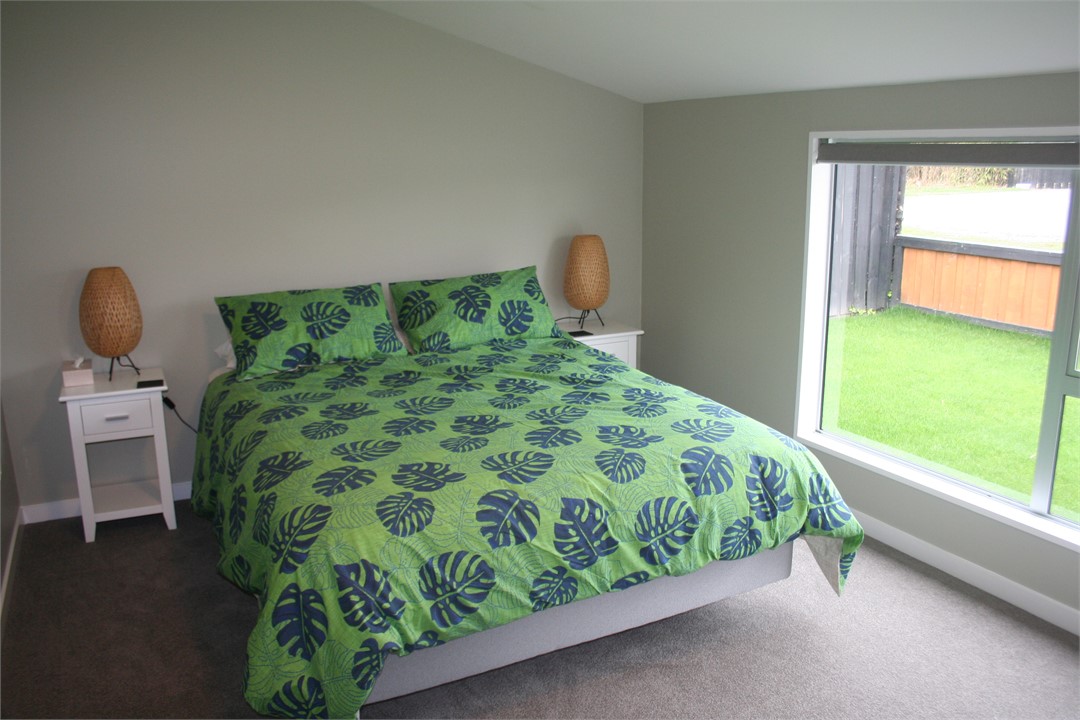 Queen size 2nd bedroom