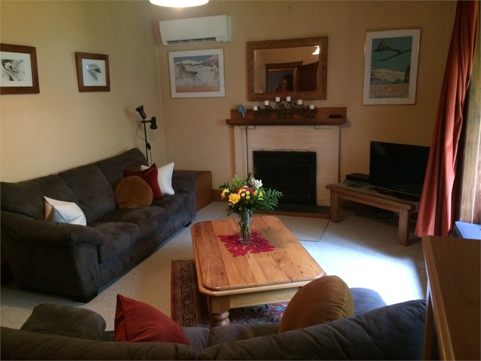 Lounge with reverse cycle heat pump