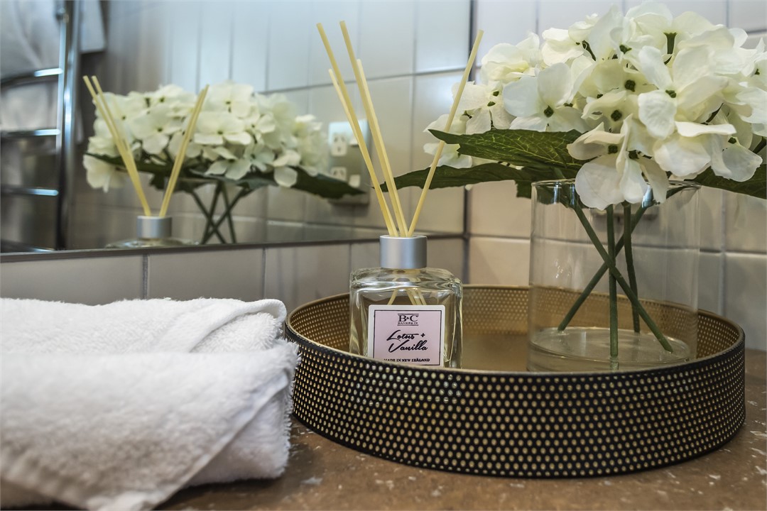 Beautiful bathroom accessories, lots of storage