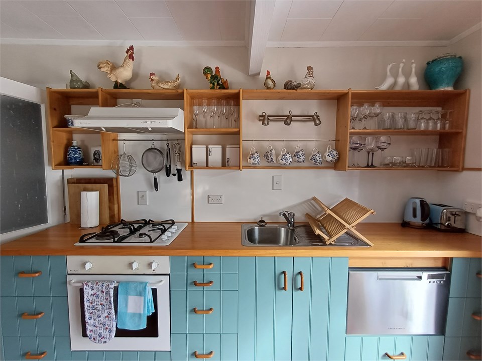 Full kitchen with table seating for 6 people