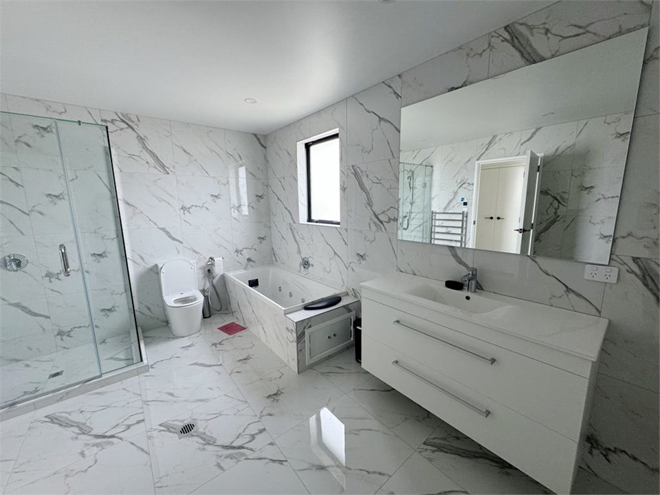 Downstairs main bathroom