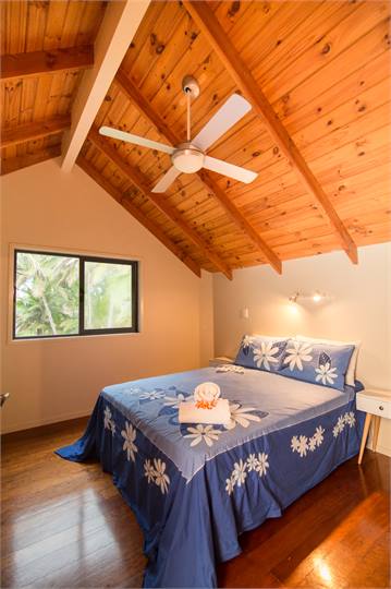 Upstairs bedroom 1 - 1 x queen bed