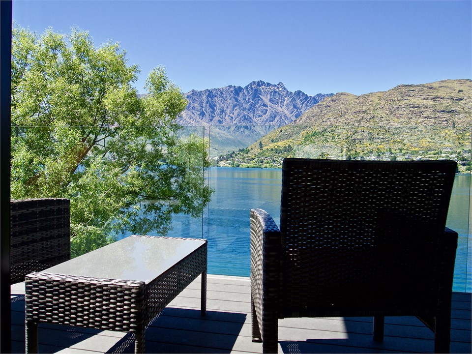 Deck wrapped around the house