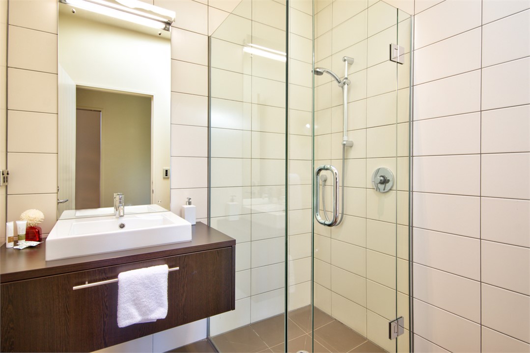 Bathroom (Bed 2 & Loft use this)