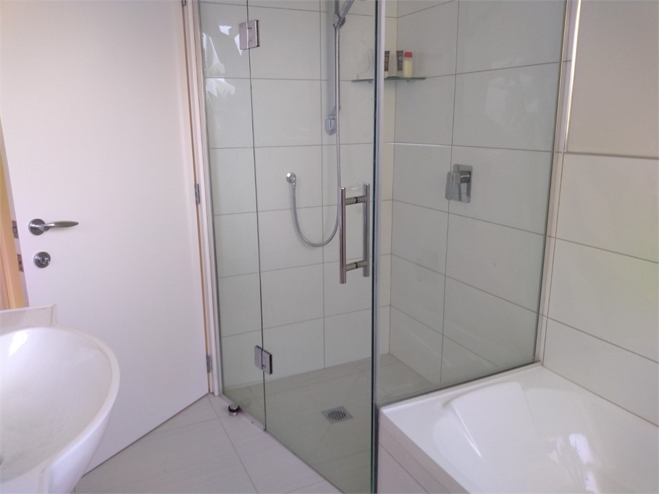 Other view of main bathroom