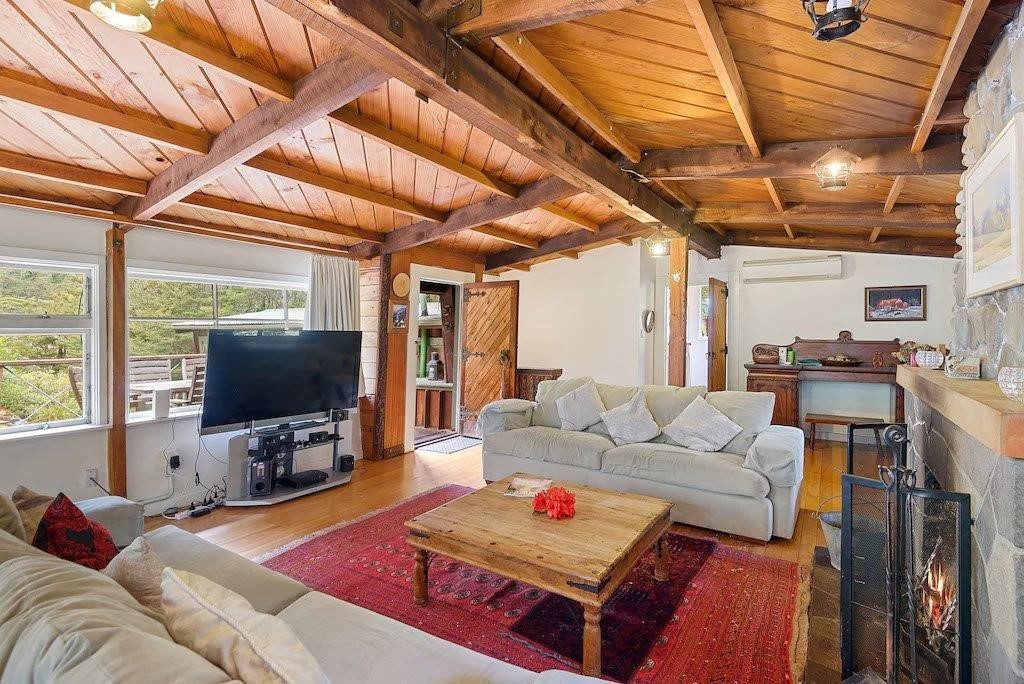 Large sitting room with smart TV