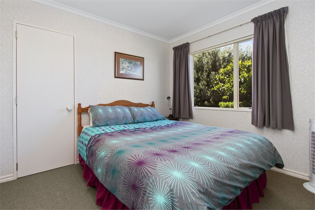 2nd bedroom with Queen bed