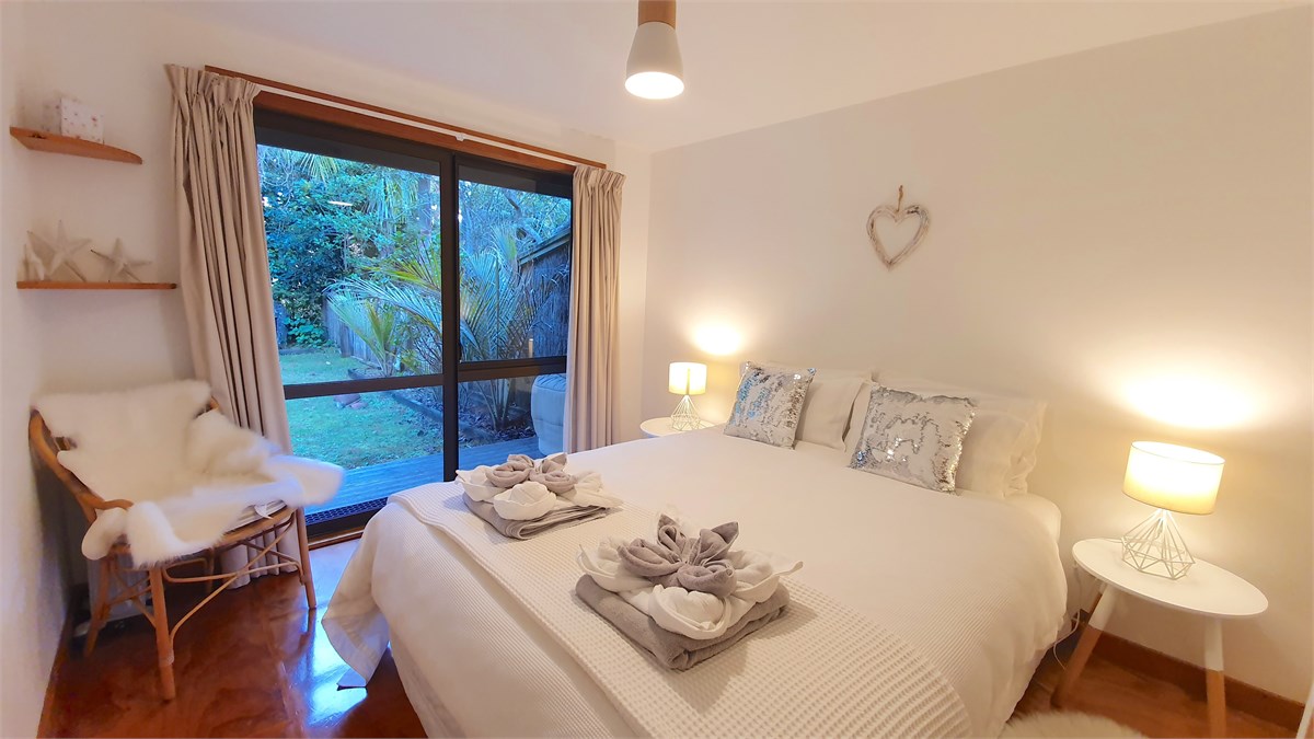 Queen bedroom with en suite bathroom