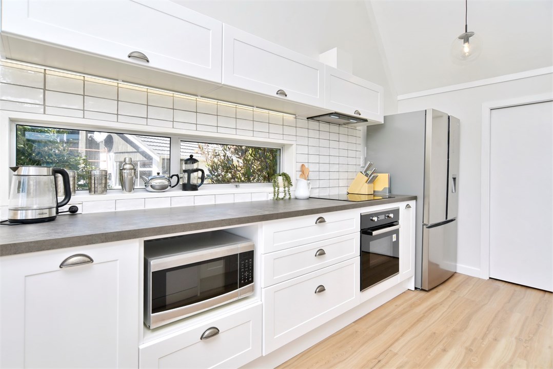 Fully equipped Kitchen area with seats