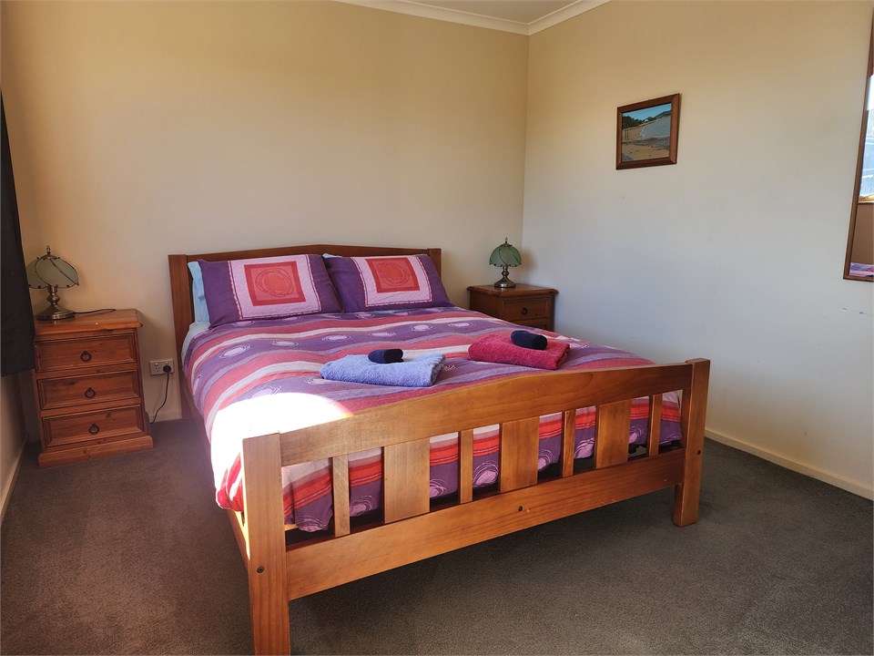 queen bedroom, downstairs