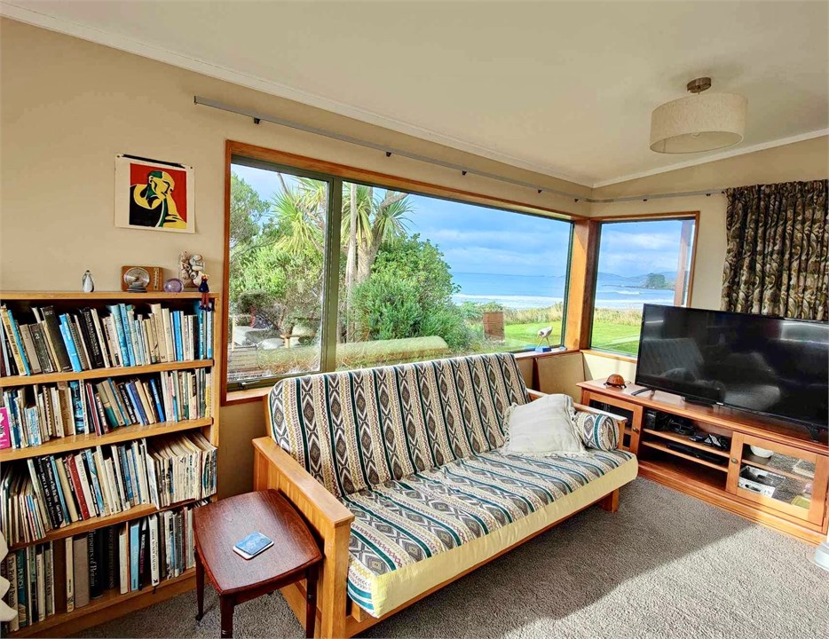 Living area - view back to the Nuggets