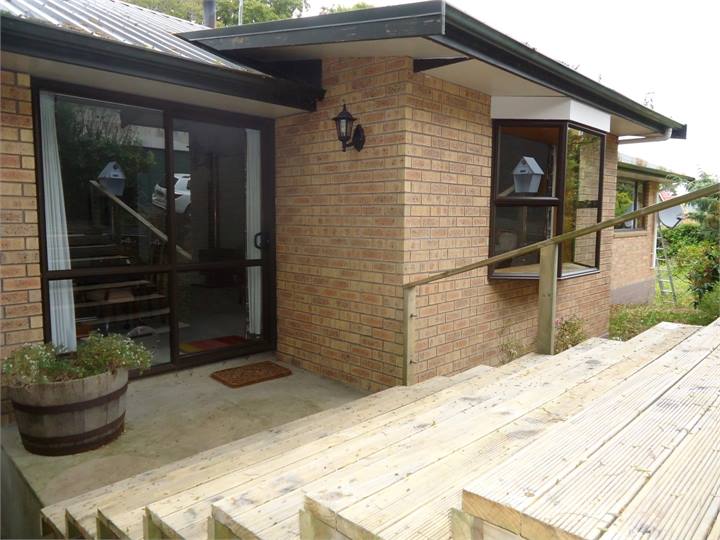 7 Magic steps down to the front entrance. Welcome!