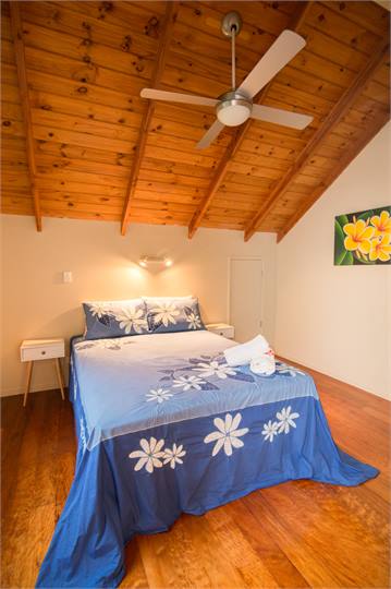 Upstairs bedroom 1 - 1 x queen bed