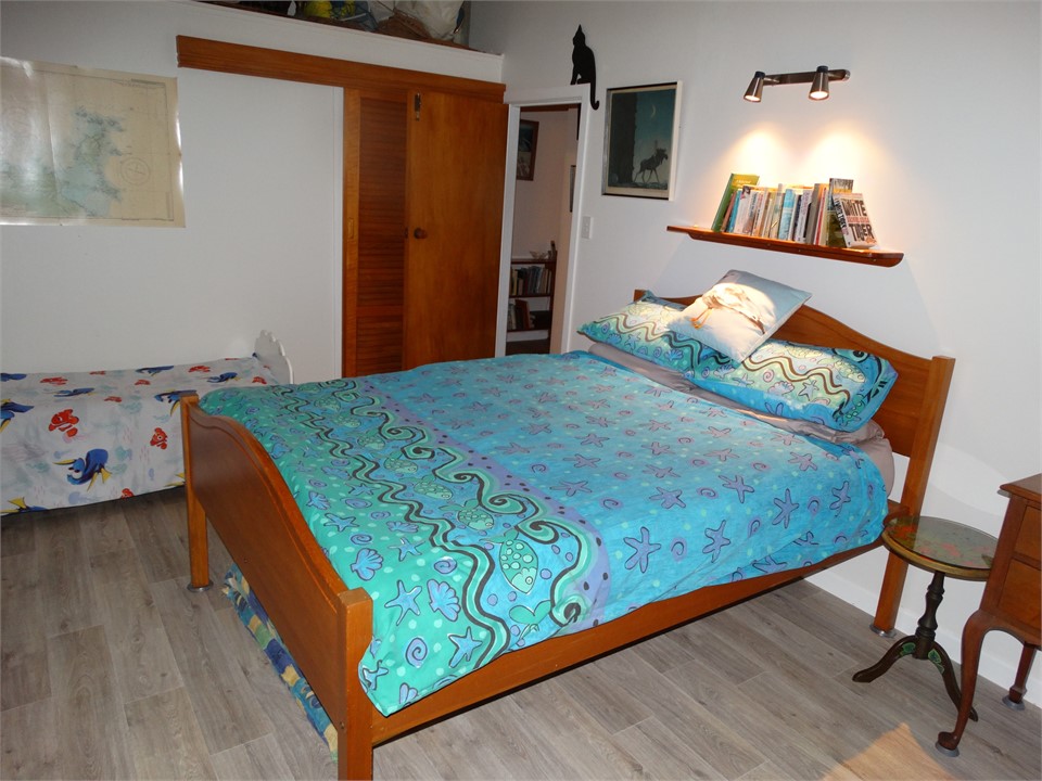 Bedroom 2 Queen bed.