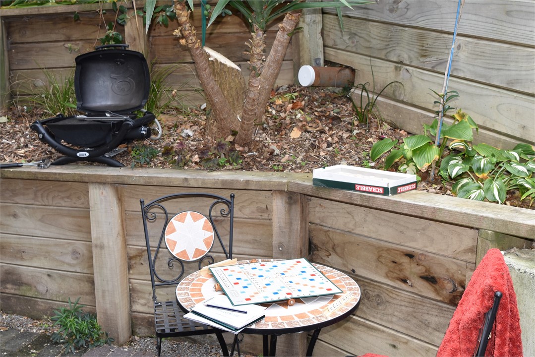 Days Bay Studio Accommodation: Courtyard with BBq