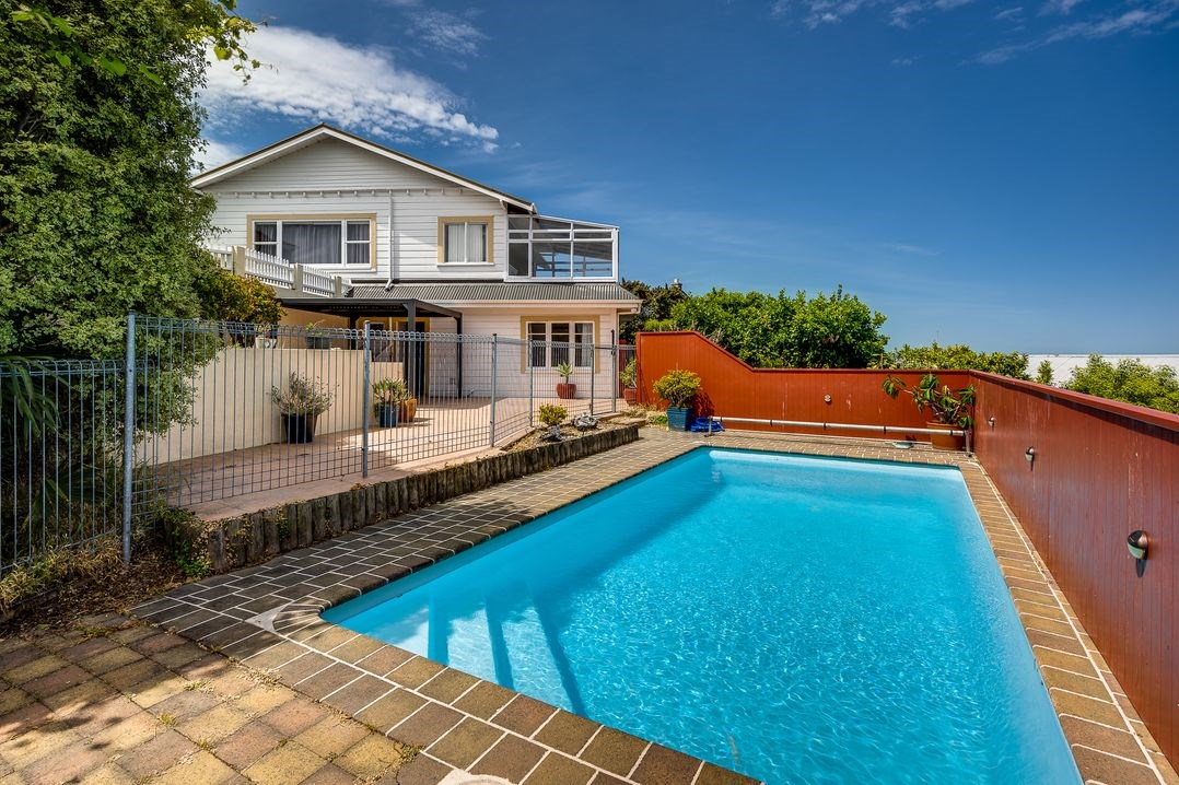 Relax At Poolside (Bachcare) Napier Holiday Home for rent Holiday